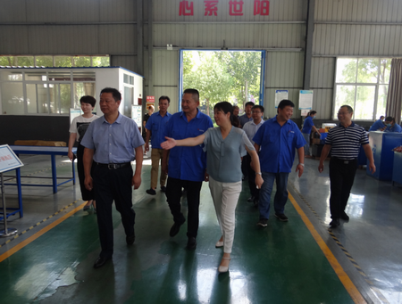 樊城區(qū)委書(shū)記柴普軍帶領(lǐng)區(qū)四大家領(lǐng)導(dǎo)及區(qū)工會(huì)主席龐玉陽(yáng)同志慰問(wèn)世陽(yáng)電機(jī)一線(xiàn)員工